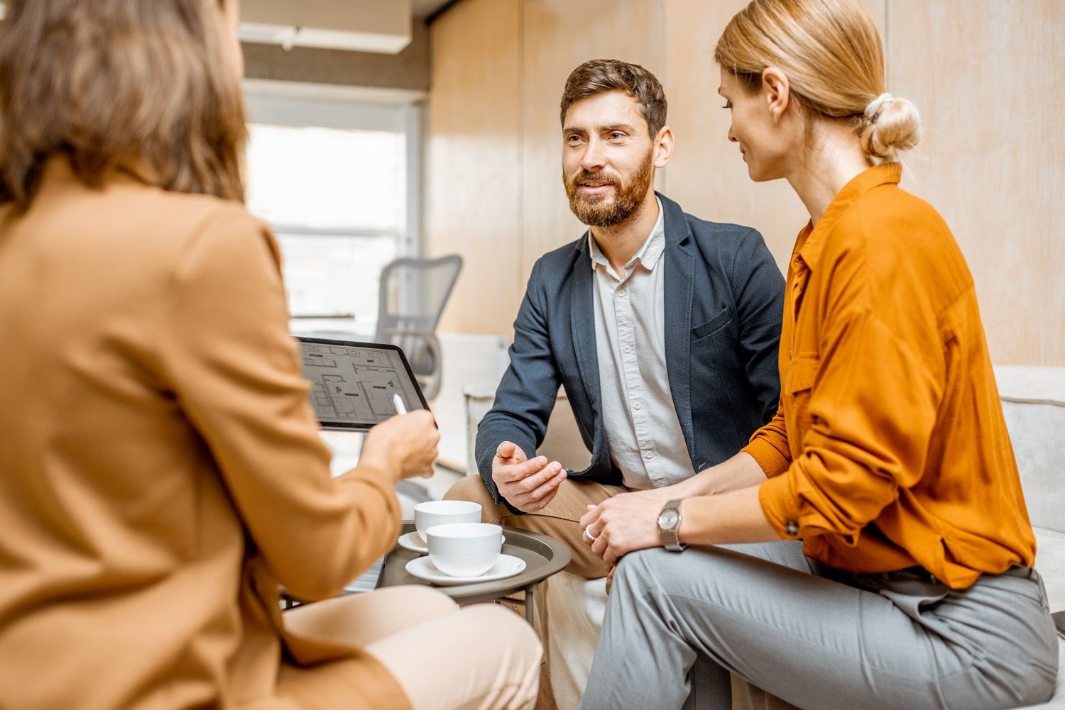 Due consulenti di Assistenza Debiti a colloquio con una cliente